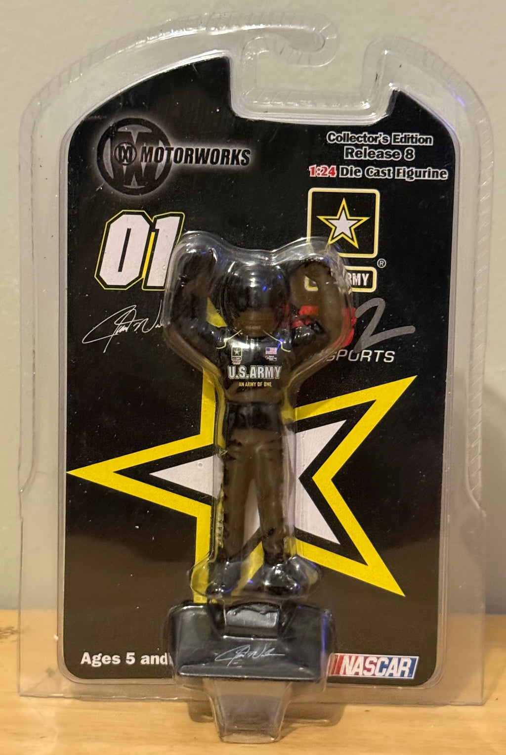 Motorworks Release 8 #01 U.S. Army 1:24 NASCAR Pit Crew Die-Cast Figurine