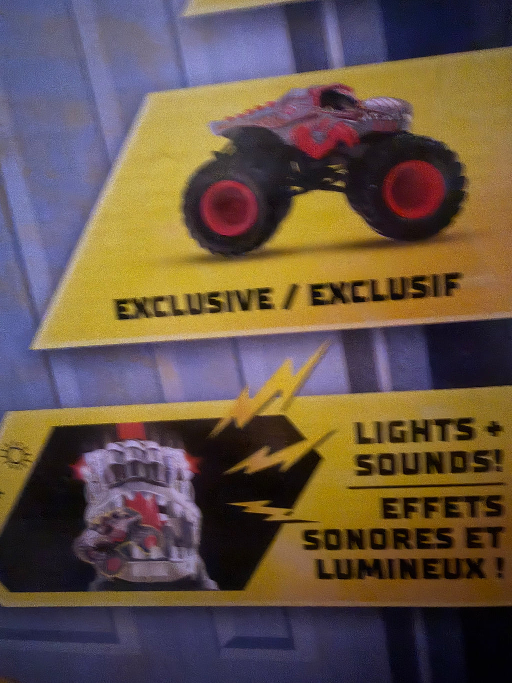 Monster Jam ThunderROARus Drop Playset with Exclusive ThunderROARus Truck